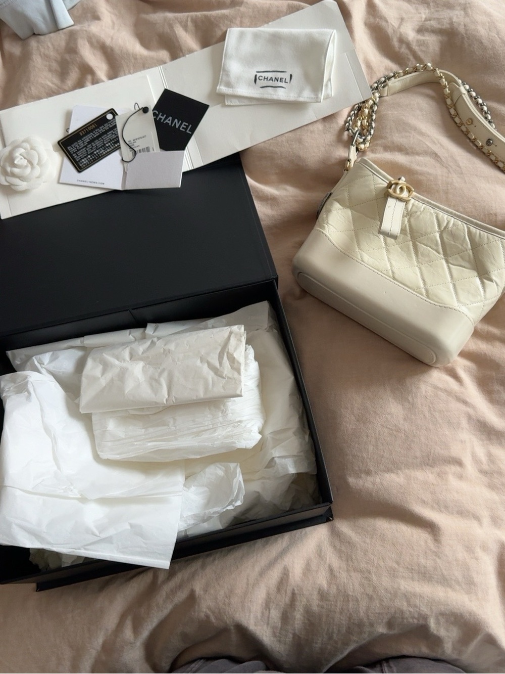 CHANEL Ivory Quilted Leather Shoulder Bag with Chain Strap